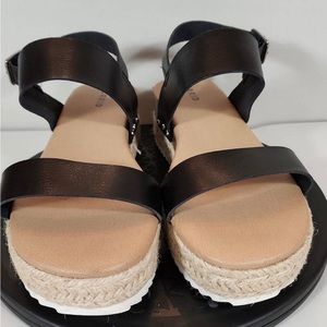 Torrid 11W black leather platform/Flatform sandal.